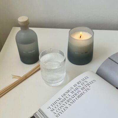 נר ריחני Freesia & Cedar NEW