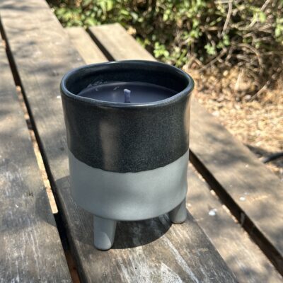 נר ציטרונלה בכלי קרמיקה מעוצב על שלוש רגליים